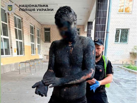 Злодій у Києві ховався у бочці зі смолою
