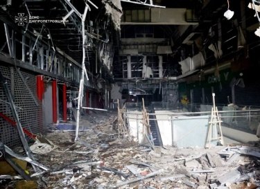 У Дніпрі через російський обстріл призупинив роботу ТРЦ "Караван" 9