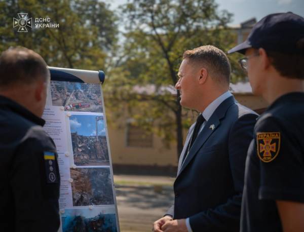 Очільник ДСНС і міністр оборони Британії оглянули наслідки російських обстрілів Києва 3