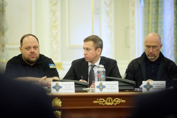 Є відставання в частині міст і регіонів: Зеленський провів засідання РНБО щодо планів стійкості 8