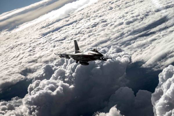Румунські F-16 підняли в повітря після падіння дрона в Чорному морі 3