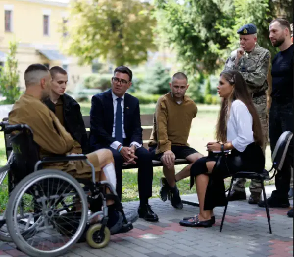 Бернем зустрівся з українськими захисниками в київському шпиталі 5