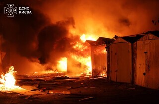 Київ в огні: пожежі та жертви після удару по двох районах 14