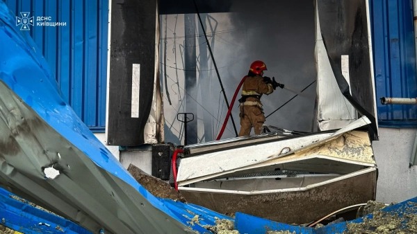 Повітря на Київщині стало гіршим після російських обстрілів, що спричинили пожежі; для боротьби з вогнем залучили літаки. 12