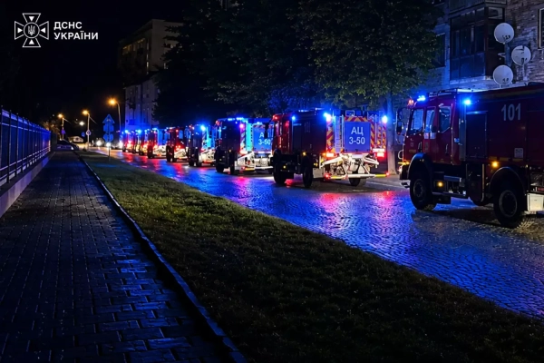 Національна служба з надзвичайних ситуацій демонструє відправку українських пожежників до Франції для боротьби з лісовими займаннями. 11