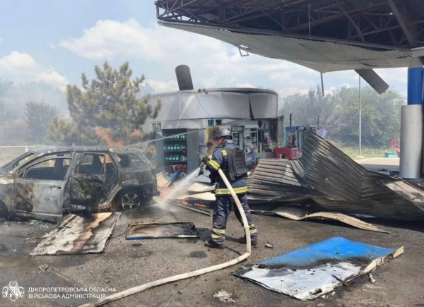 Внаслідок нападу ворога на Дніпровський регіон постраждала АЗС, троє осіб загинули.