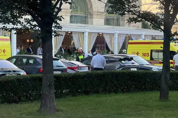 Нез'ясована особа підірвала саморобний вибуховий пристрій у московському закладі харчування, повідомляє російський антитерористичний комітет. 10 Нез'ясована особа підірвала саморобний вибуховий пристрій у московському закладі харчування, повідомляє російський антитерористичний комітет. 9