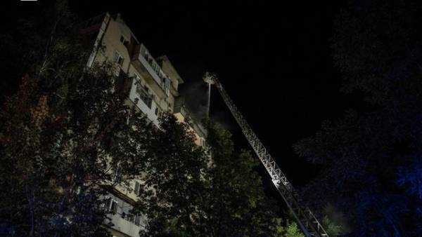Рятувальники ліквідували пожежу в київській багатоповерхівці після російської атаки