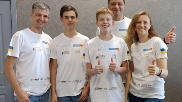 Український підліток розробив браслет, що попереджає про сирени через вібрацію та світло 7 Український підліток розробив браслет, що попереджає про сирени через вібрацію та світло 7