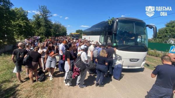 15 автобусів доставляють одеситів у безпеку з зони евакуації