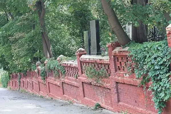 Київ: знесли історичну огорожу Байкового кладовища 9