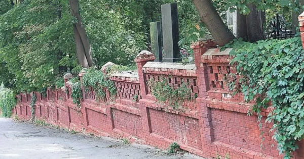 Розпочато розслідування через руйнування паркану на Байковому кладовищі