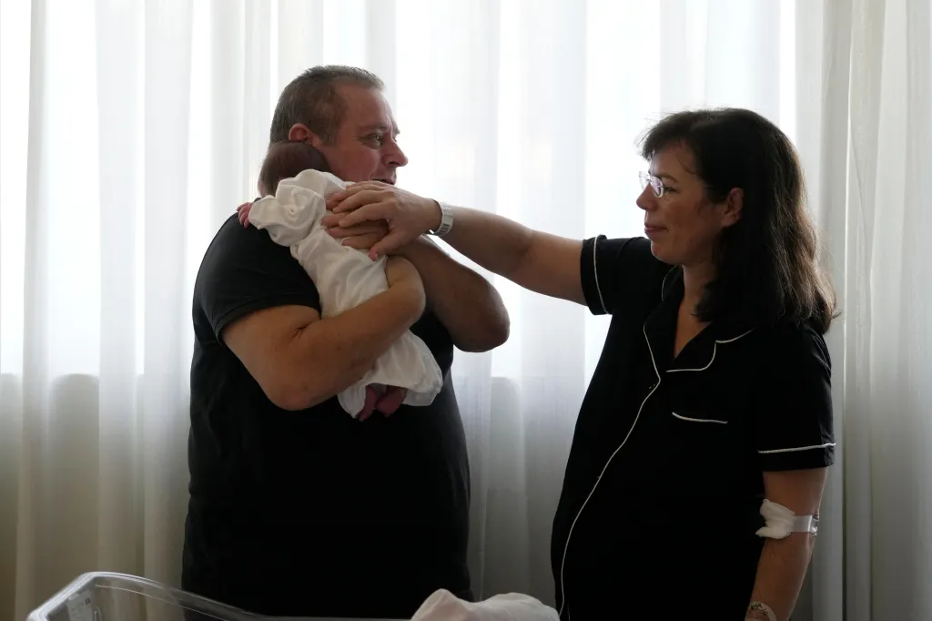 Народжена через 22 роки: грецьке подружжя вдруге стало батьками завдяки ембріону з минулого 5