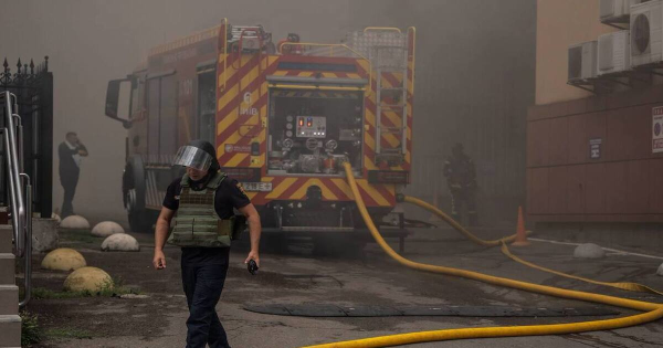 Російський обстріл пошкодив будинок у Києві, понад 10 поранених