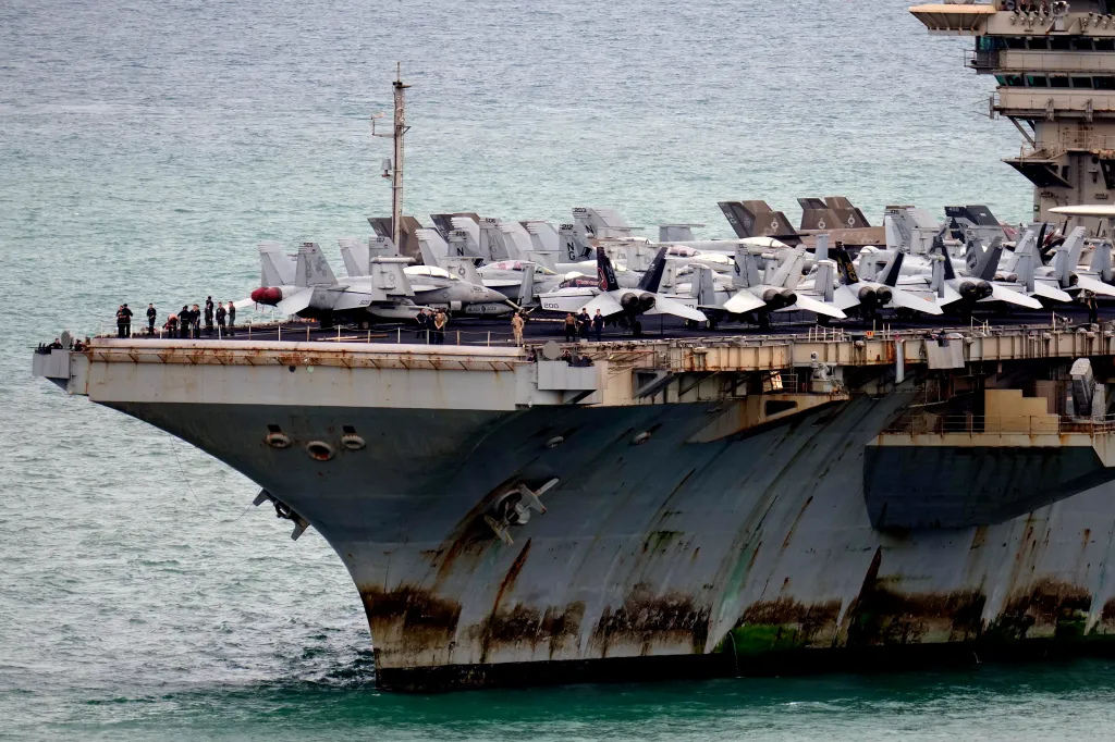 Корабель "Авраам Лінкольн" повернувся додому: моряки завершили рекордний 286-денний похід 9