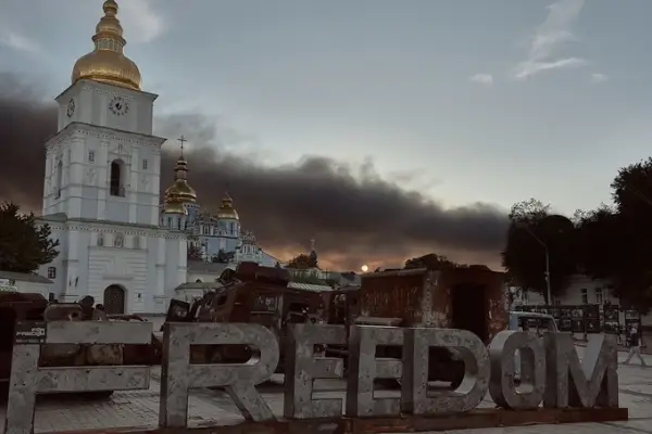 Падіння уламків збитої ракети спричинило загибель і поранення у Києві 10