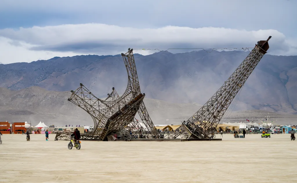 Діпло подолав 10 км пішки, щоб вибратись з "згорілого" фестивалю Burning Man 11