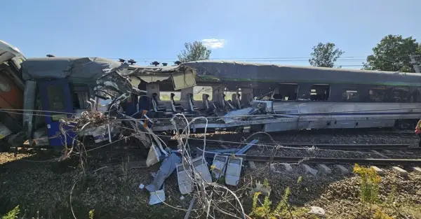 Потяг протаранив вантажівку в Польщі: є загиблий 3