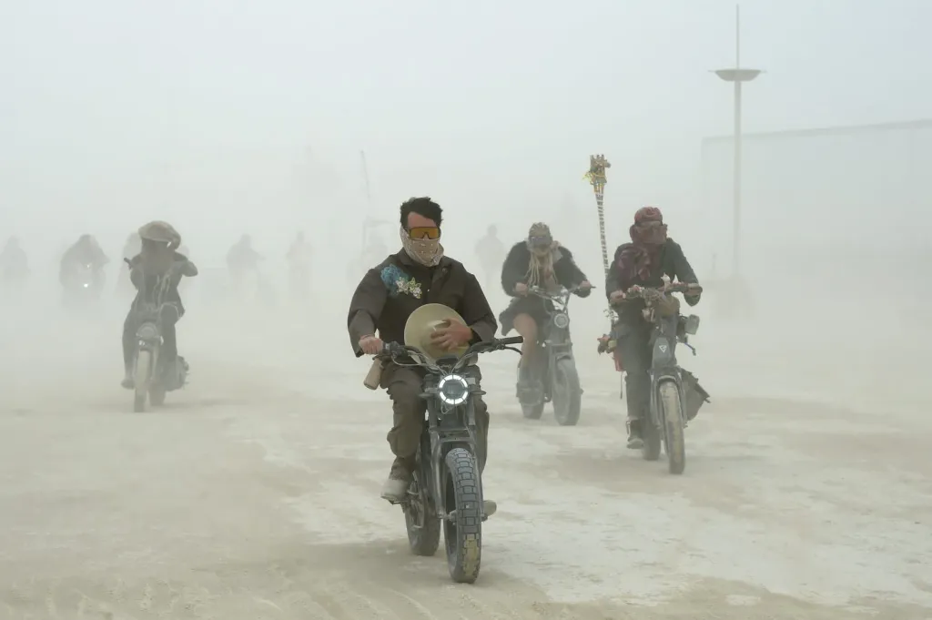 Діпло подолав 10 км пішки, щоб вибратись з "згорілого" фестивалю Burning Man 12