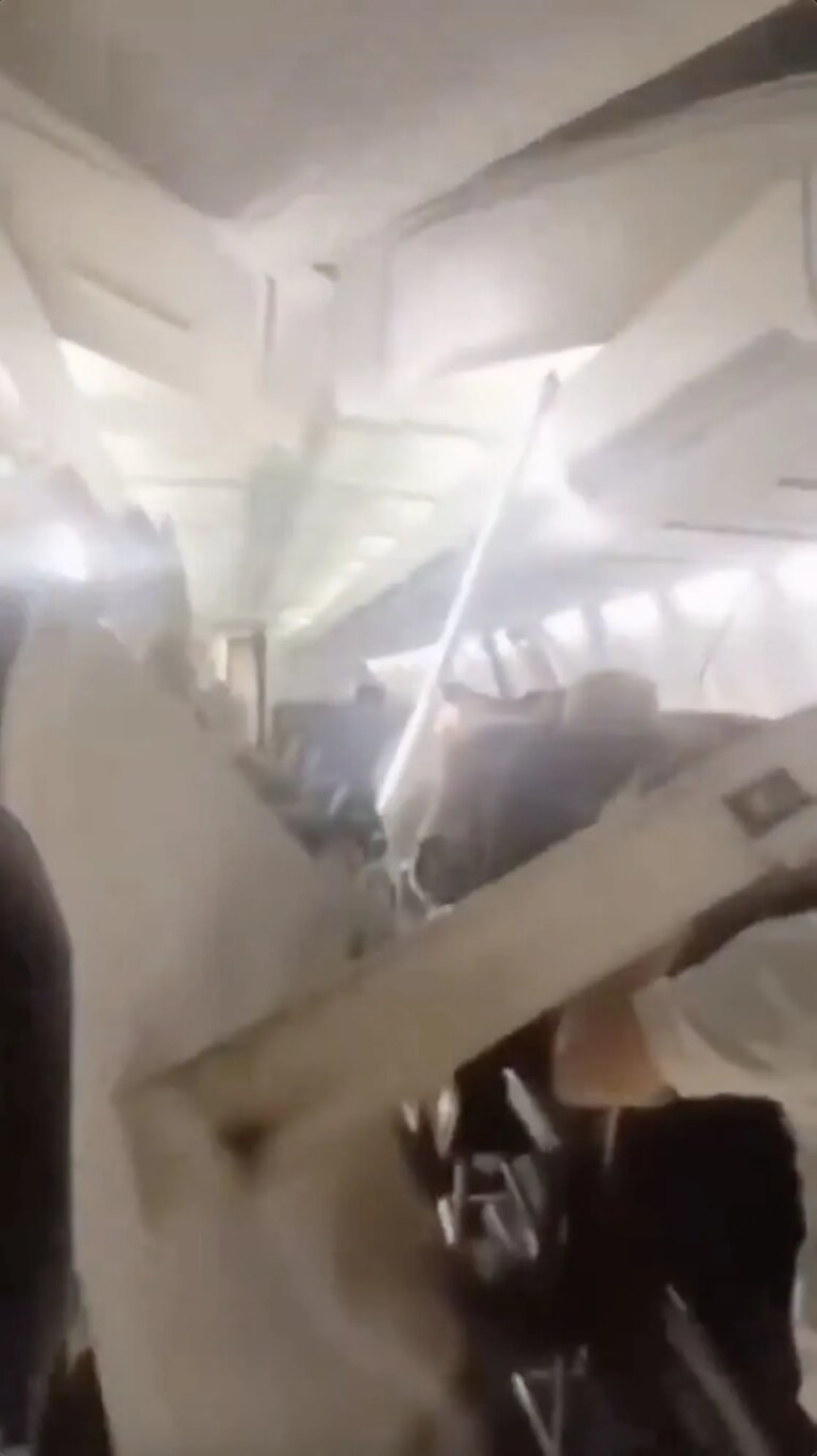 Пасажири кричать, коли поломка розірвала салон літака: шокуюче відео 7