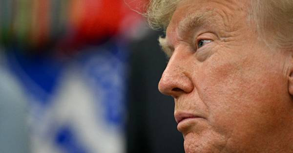 Трамп блокує Іран, вимагаючи відкритої Ормузької протоки
