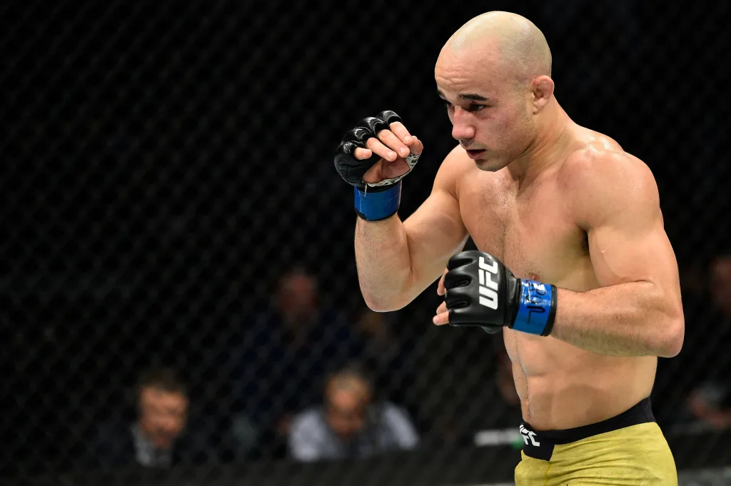 Ексбоєць UFC, що став поліцейським, жорстоко побив водія під час напруженої зупинки 4
