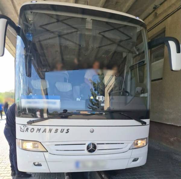 Закарпатські прикордонники вилучили 6 кг контрабандного срібла з рейсового автобуса 5 На Закарпатті прикордонники виявили в рейсовому автобусі 6кг срібла. Його ховали в несподіваному місці фото 1