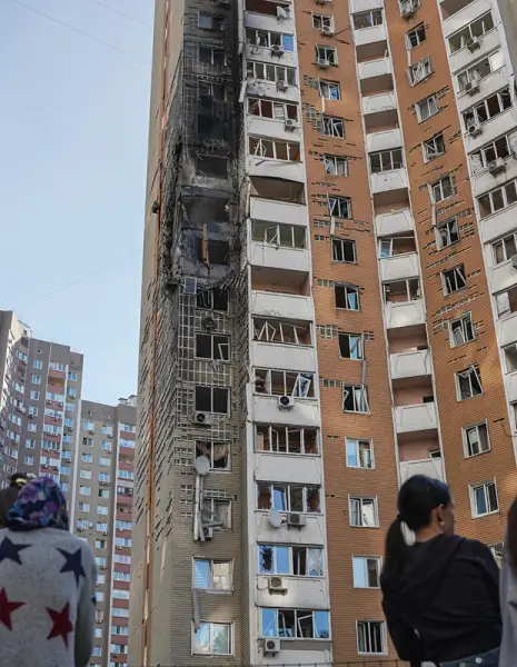 Ворог пошкодив багатоповерхівку в Дарницькому районі Києва 10 Ворог пошкодив багатоповерхівку в Дарницькому районі Києва 10