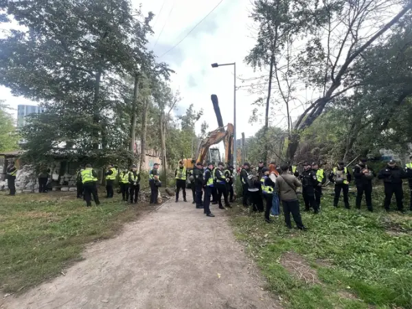 Вирубка дерев на Теремках: місто заперечує будівництво тепломережі 10 Вирубка дерев на Теремках: місто заперечує будівництво тепломережі 10