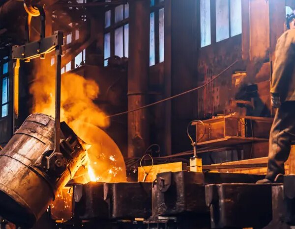 Виробництво сталі в Україні впало на 57% за рік