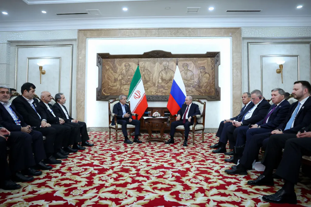 Путін обіцяє підтримку Ірану та спротив санкціям США після зустрічі з лідером режиму 6