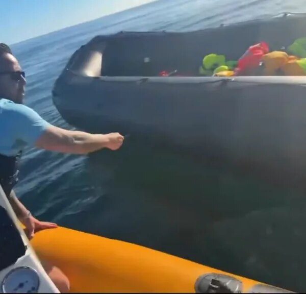 Активіста затримали за підозрою у пошкодженні човна з мігрантами у Ла-Манші