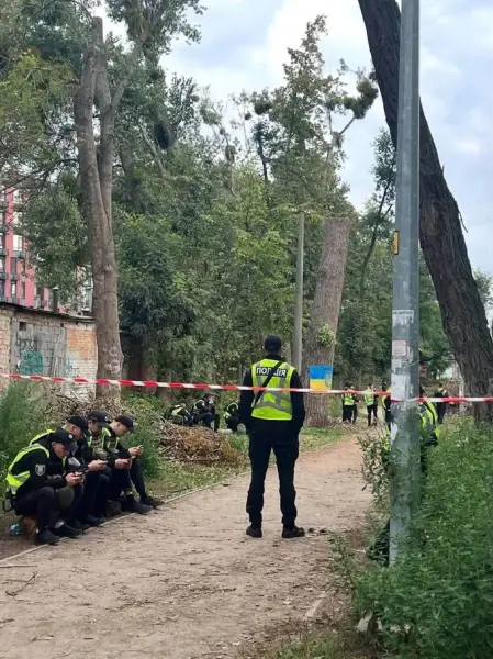 Вирубка дерев на Теремках: місто заперечує будівництво тепломережі 13 Вирубка дерев на Теремках: місто заперечує будівництво тепломережі 13