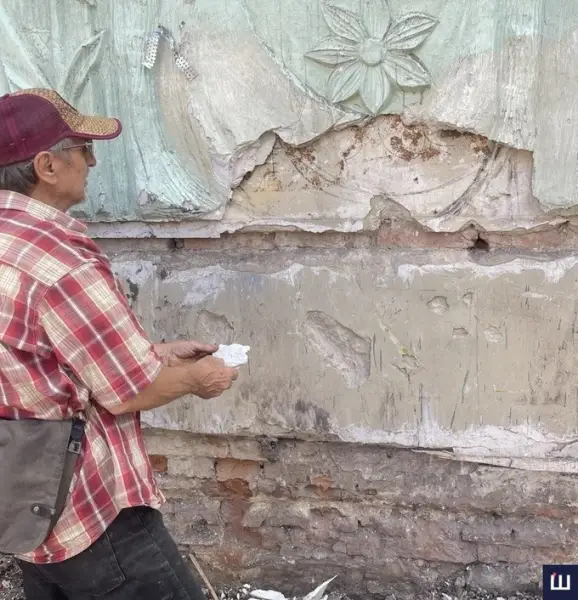 У Чернівцях врятували частину гіпсового панно з гуцульськими мотивами 6