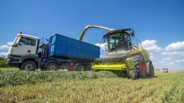 На Львівщині презентували інноваційну техніку для заготівлі кормів