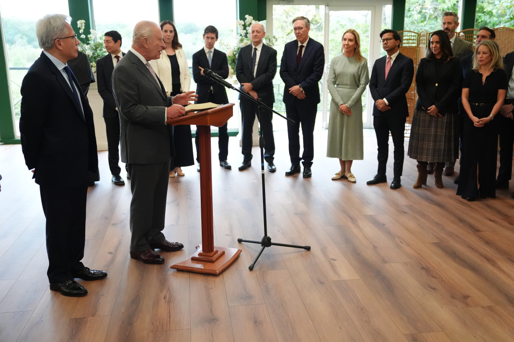 Король Чарльз попереджає про "екзистенційні небезпеки" штучного інтелекту та пропонує шляхи його регулювання 10