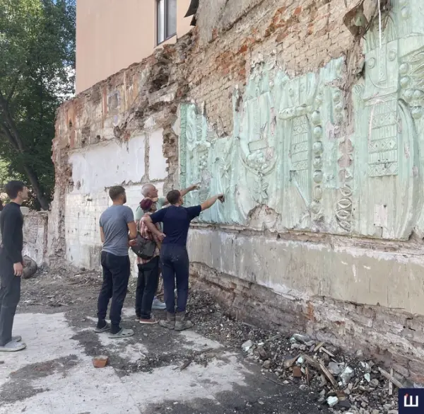 У Чернівцях врятували частину гіпсового панно з гуцульськими мотивами 5