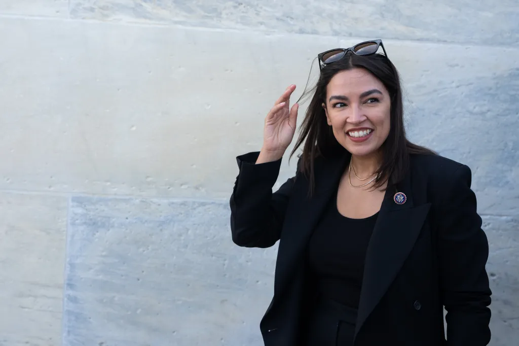 Дружина Кеннеді Шлоссберга хоче влаштувати йому побачення з AOC, а його реакція – безцінна 6