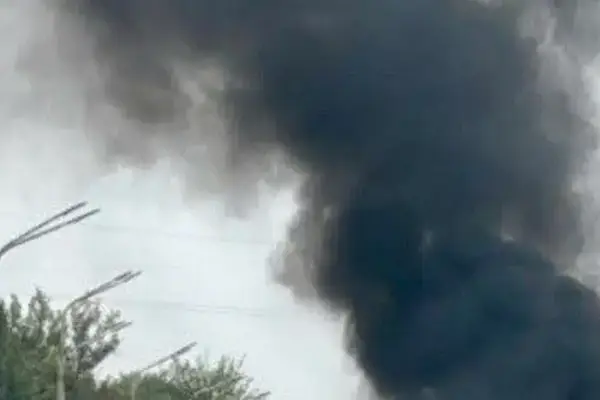 Павлоград під обстрілом: внаслідок атаки загинув цивільний, палають автівки