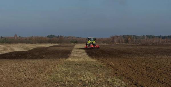 Агроном з Волині оцінив заощадження від чотирьох операцій за один прохід KUHN PERFORMER