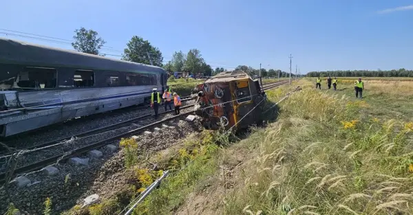 Потяг зіткнувся з вантажівкою у Польщі: є жертви 4 Потяг зіткнувся з вантажівкою у Польщі: є жертви 4