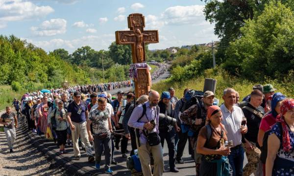 Хресна хода з Кам’янця до Почаєва прямує до російських святинь
