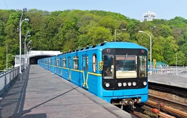 КМДА: наземні станції "червоної" лінії метро зачинятимуть під час повітряних тривог 4 КМДА: наземні станції "червоної" лінії метро зачинятимуть під час повітряних тривог 4