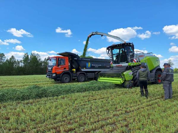 На Львівщині презентували інноваційну техніку для заготівлі кормів 9 На Львівщині презентували інноваційну техніку для заготівлі кормів 9