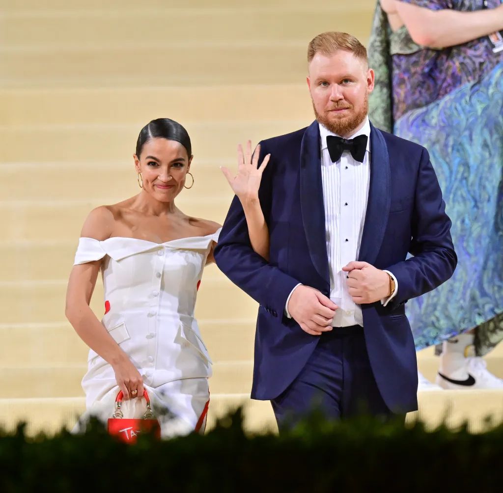 Дружина Кеннеді Шлоссберга хоче влаштувати йому побачення з AOC, а його реакція – безцінна 7