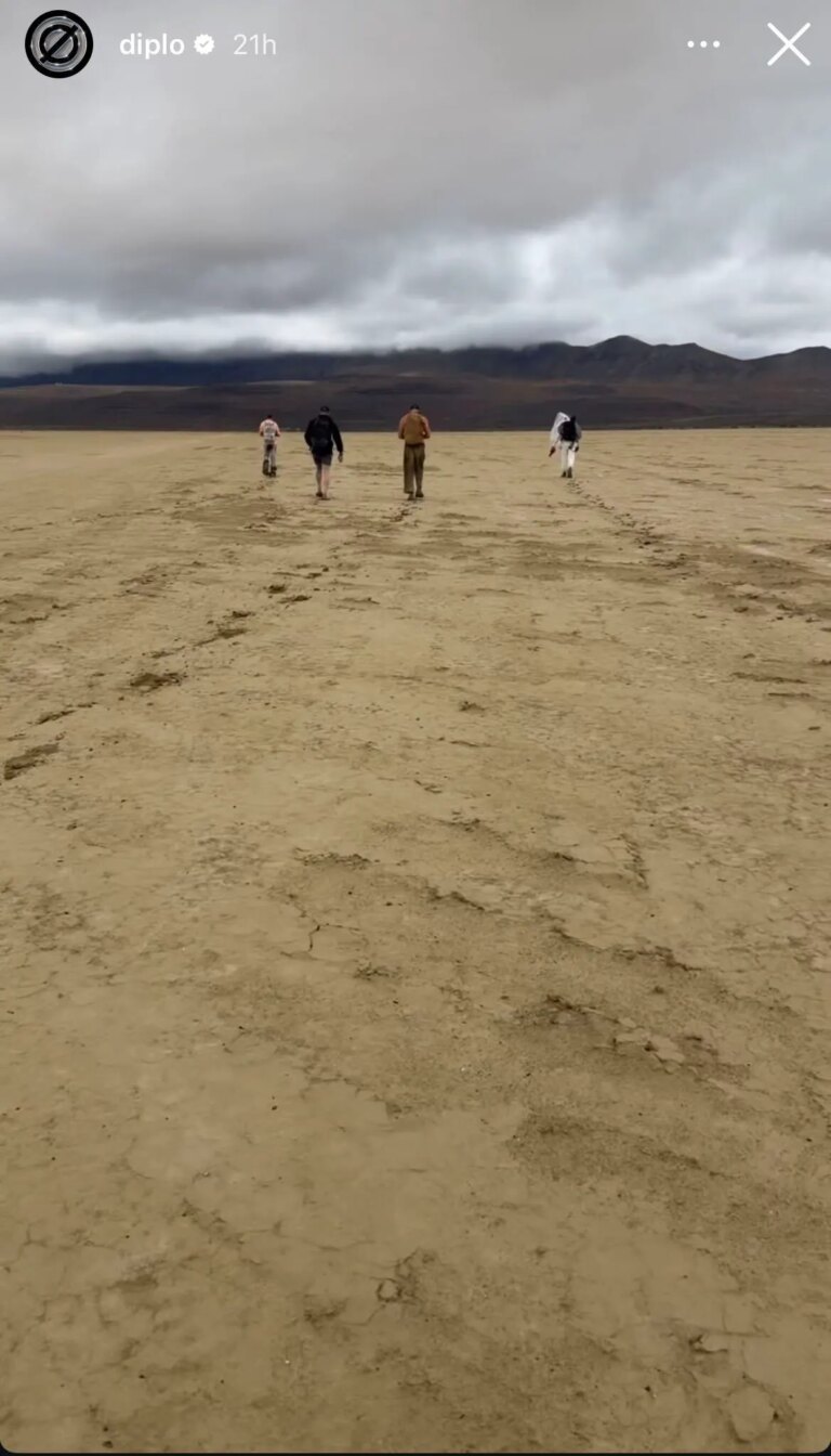 Діпло подолав 10 км пішки, щоб вибратись з "згорілого" фестивалю Burning Man 25