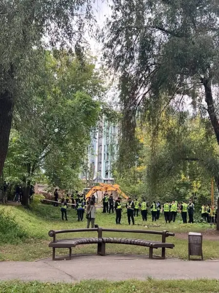 Вирубка дерев на Теремках: місто заперечує будівництво тепломережі 12 Вирубка дерев на Теремках: місто заперечує будівництво тепломережі 12
