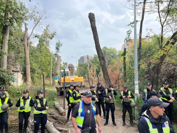 Вирубка дерев на Теремках: місто заперечує будівництво тепломережі 11 Вирубка дерев на Теремках: місто заперечує будівництво тепломережі 11