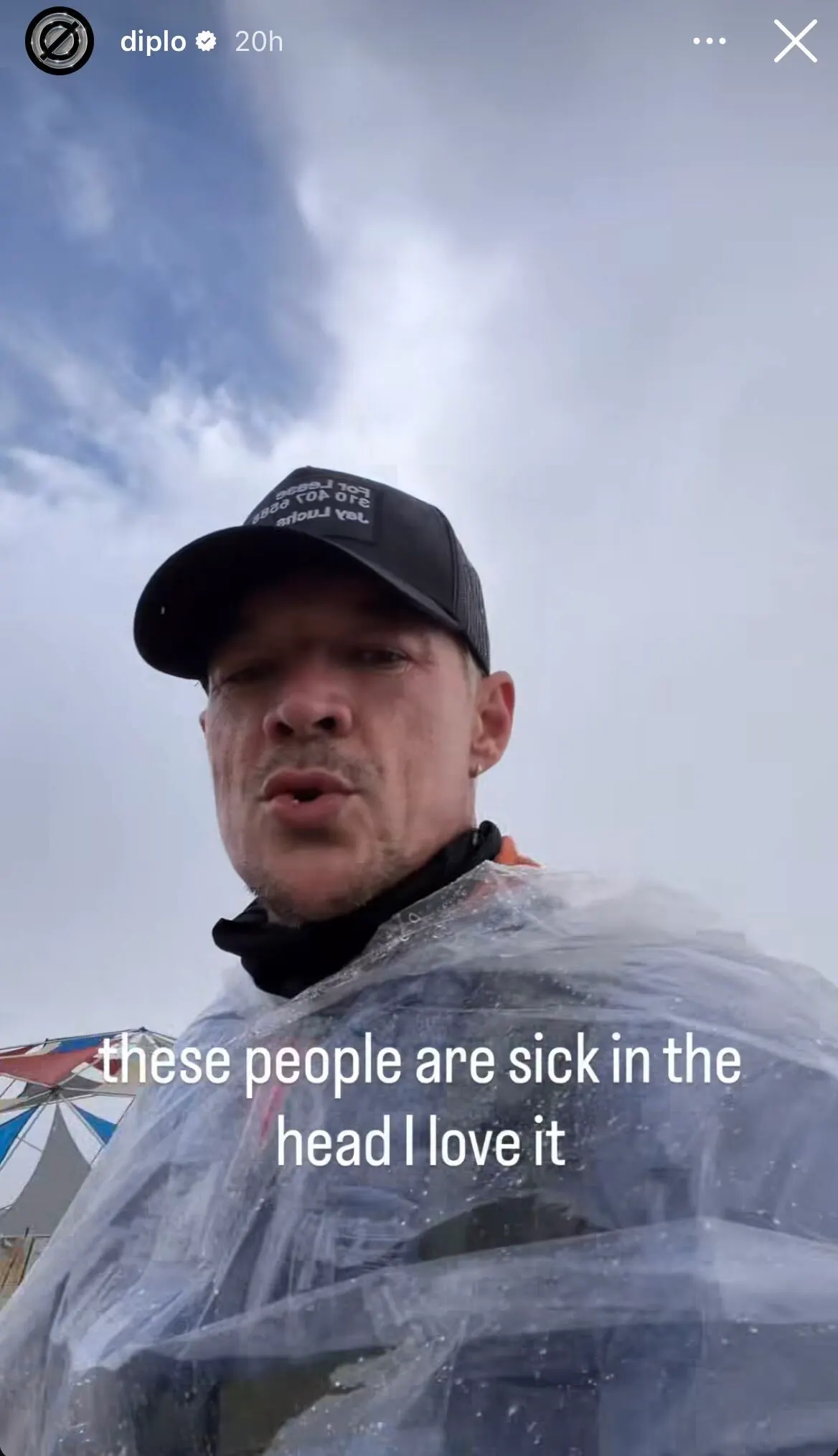 Діпло подолав 10 км пішки, щоб вибратись з "згорілого" фестивалю Burning Man 9