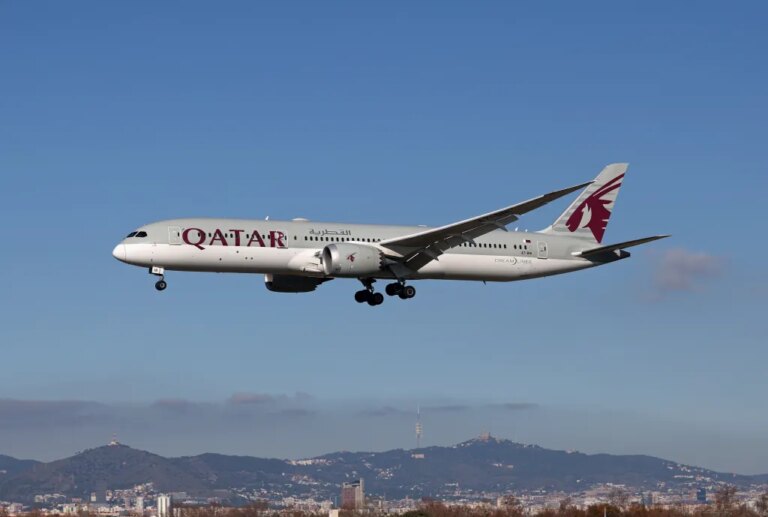 Пасажири рейсу Qatar Airways з Мельбурна вдалися до самосуду: двоє чоловіків затримані після бійки 23 Пасажири рейсу Qatar Airways з Мельбурна вдалися до самосуду: двоє чоловіків затримані після бійки 23